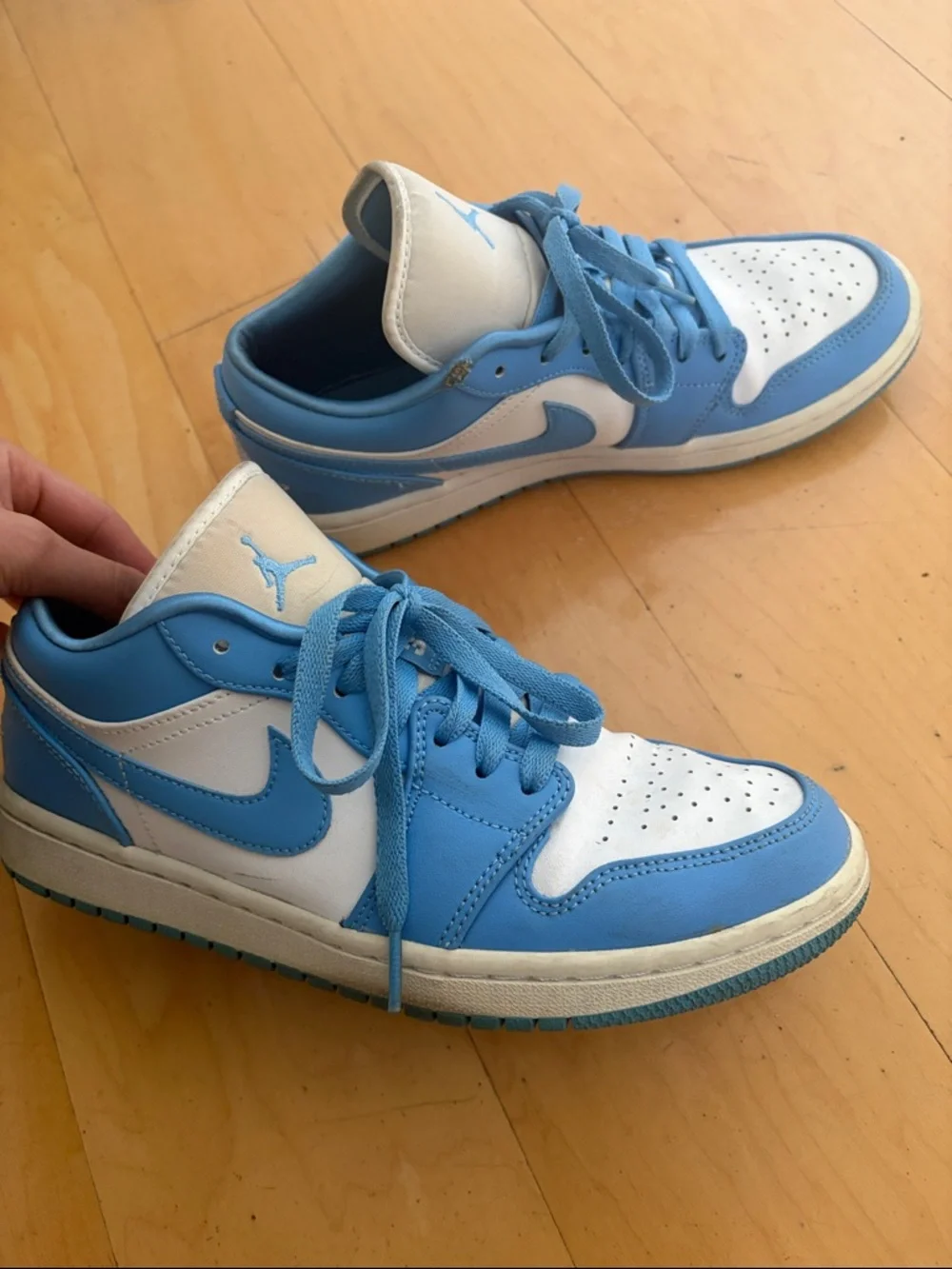 Nike Air Jordan 1 Low - UNC - Picture 3 of 5